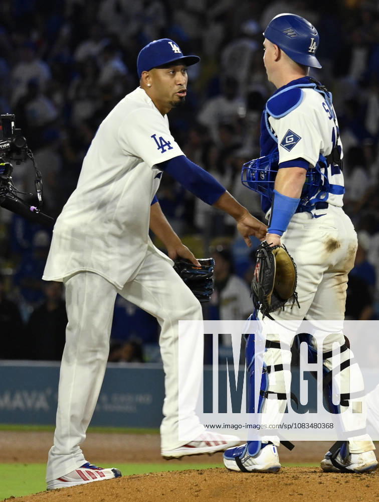 Los Angeles Dodgers closing pitcher Edwin Diaz reaches out to catcher Will Smith after recording the final out in the ninth inning agains the San Francisco Giants at Dodger Stadium in Los Angeles on Friday, September 18, 2026. The Dodgers defeated the Giants 8-2. LAP2026091822 JIMxRUYMEN