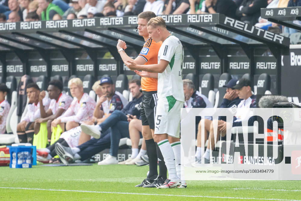 Jan Leszczynski (Borussia Moenchengladbach, 05) muss nach seiner Behandlung eine Minute warten. Borussia Moenchengladbach vs. 1. FSV Mainz 05, Fussball, 1. Bundesliga, 04. Spieltag, Saison 2026 2027, 19.09.2026 DFL DFB Regulations prohibit any use of Photographs as image sequences and or Quasivideo Borussia Moenchengladbach vs. 1. FSV Mainz 05, Fussball, 1. Bundesliga, 04. Spieltag, Saison 2026 2027, 19.09.2026 Moenchengladbach