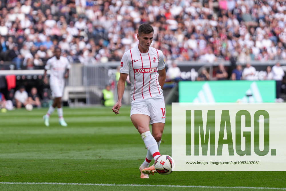 Yannik Engelhardt (SC Freiburg, 16) am Ball, Deutschland, Fussball, 1. Bundesliga, 4.Spieltag, 2026 2027, Eintracht Frankfurt vs. SC Freiburg, 19.09.2026, Deutsche Bank Park, Frankfurt Frankfurt Deutsche Bank Park Hessen Deutschland