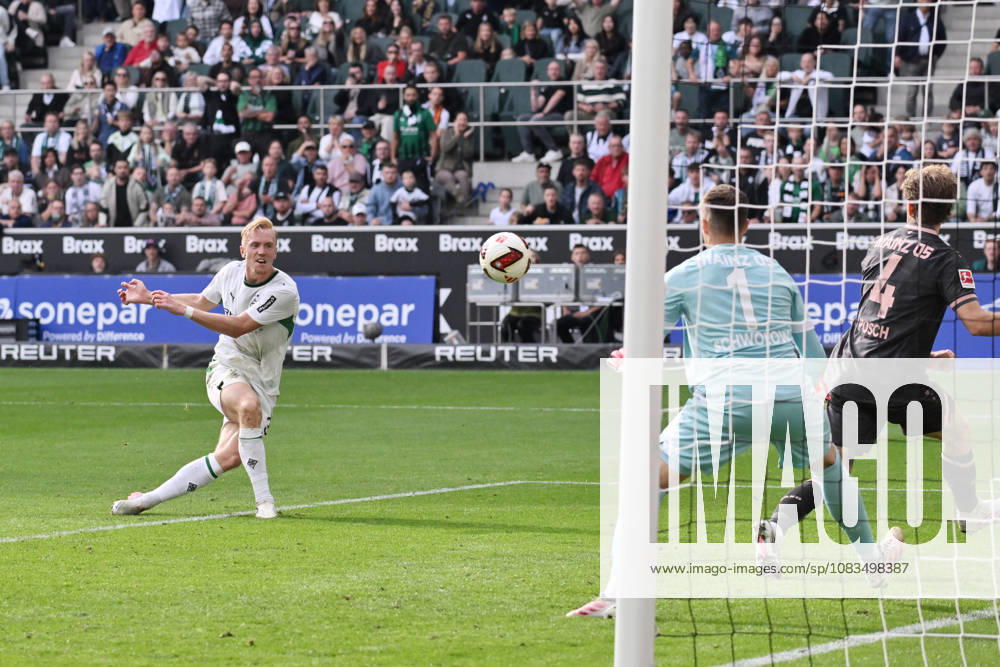Isac Lidberg (Borussia Mönchengladbach), li., erzielt das Tor zum 2:2 19.09.2026, Fussball 1. Bundesliga, Saison 2026 2027, 4. Spieltag, Borussia Mönchengladbach - 1. FSV Mainz 05 DFL regulations prohibit any use of photographs as image sequences and or quasi-video Moenchengladbach Ista-Borussia-Park Nordrhein Westfalen Deutschland