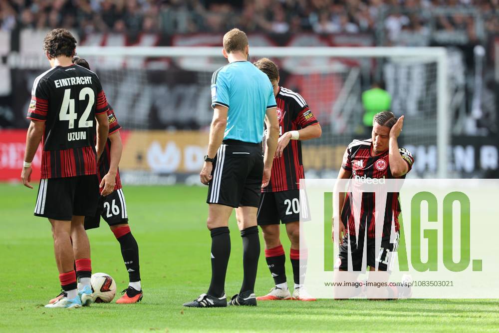 Younes Ebnoutalib (Eintracht Frankfurt , Nr. 11) mit Griff an den Kopf nach einem Kopfballduell am Boden endete, Eintracht Frankfurt - SC Freiburg, Bundesliga, BL, Saison 2026 2027, 4. Spiel, 19.09.2026, Frankfurt Deutsche Bank Park Deutschland