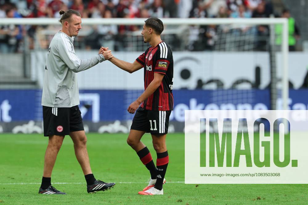 Younes Ebnoutalib (Eintracht Frankfurt , Nr. 11) klatscht ab mit Co-Trainer Alex Meier (Eintracht Frankfurt), Eintracht Frankfurt - SC Freiburg, Bundesliga, BL, Saison 2026 2027, 4. Spiel, 19.09.2026, Frankfurt Deutsche Bank Park Deutschland