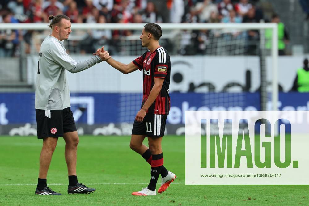 Younes Ebnoutalib (Eintracht Frankfurt , Nr. 11) klatscht ab mit Co-Trainer Alex Meier (Eintracht Frankfurt), Eintracht Frankfurt - SC Freiburg, Bundesliga, BL, Saison 2026 2027, 4. Spiel, 19.09.2026, Frankfurt Deutsche Bank Park Deutschland
