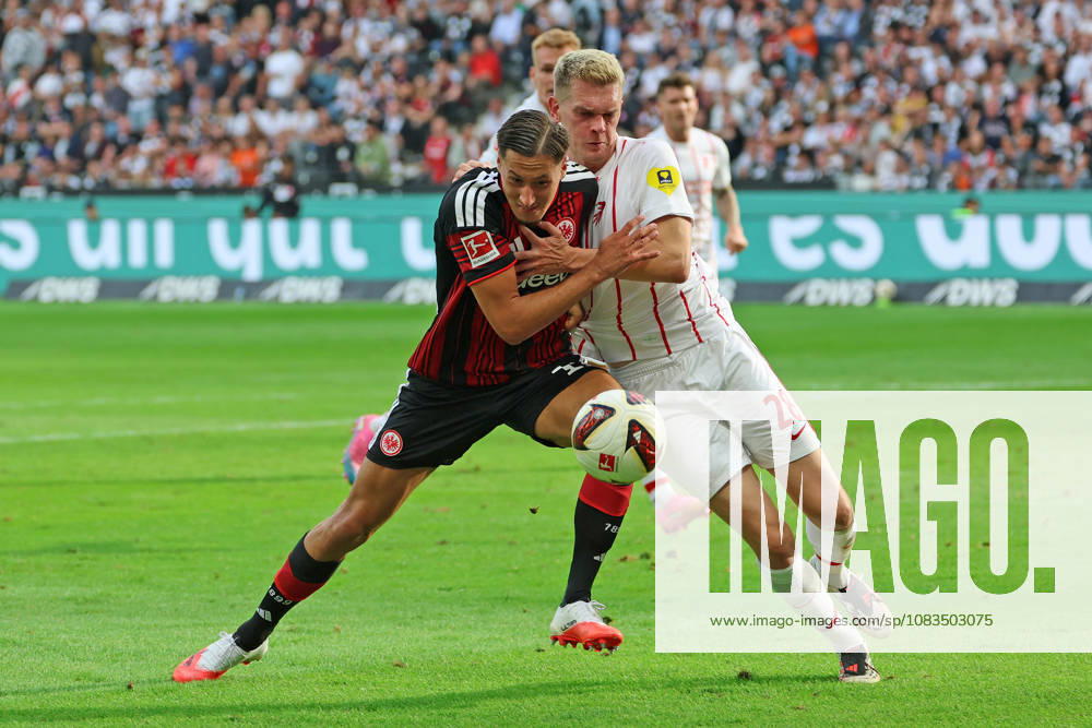 Younes Ebnoutalib (Eintracht Frankfurt , Nr. 11) im Zweikampf mit Matthias Ginter (SC Freiburg, 28) , Eintracht Frankfurt - SC Freiburg, Bundesliga, BL, Saison 2026 2027, 4. Spiel, 19.09.2026, Frankfurt Deutsche Bank Park Deutschland