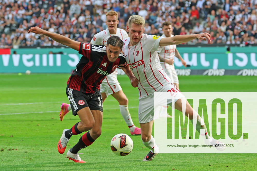 Younes Ebnoutalib (Eintracht Frankfurt , Nr. 11) im Zweikampf mit Matthias Ginter (SC Freiburg, 28) , Eintracht Frankfurt - SC Freiburg, Bundesliga, BL, Saison 2026 2027, 4. Spiel, 19.09.2026, Frankfurt Deutsche Bank Park Deutschland
