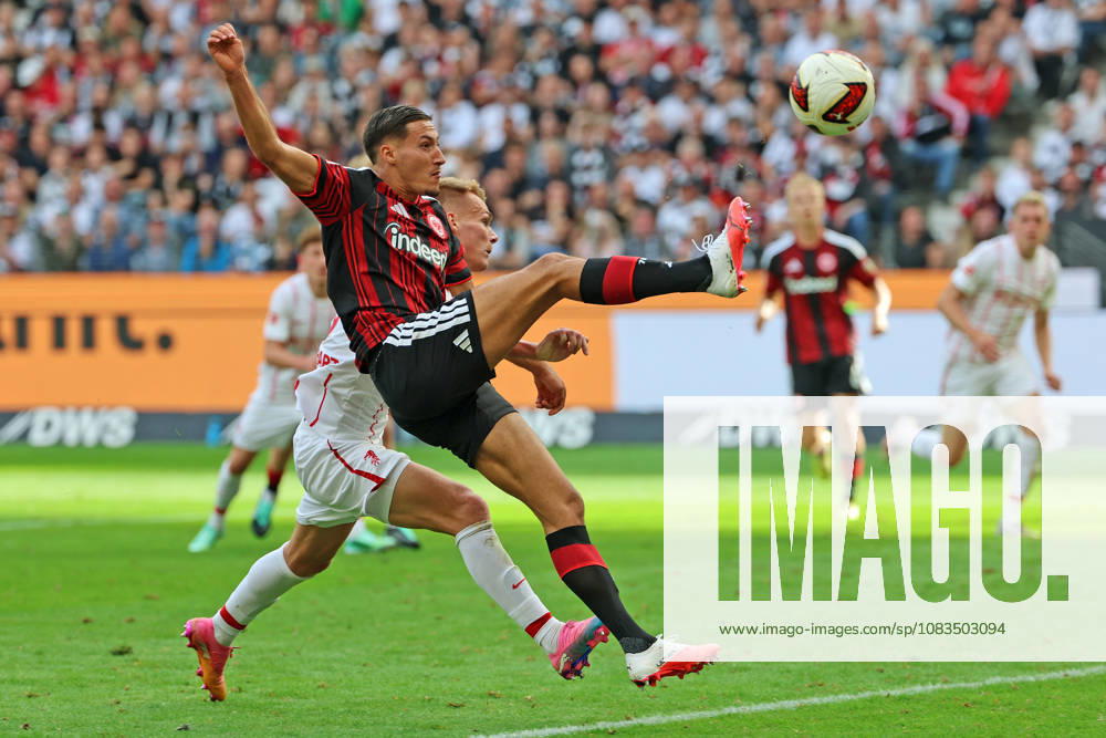 Younes Ebnoutalib (Eintracht Frankfurt , Nr. 11) mit einem artistischen Abschlussversuch , Eintracht Frankfurt - SC Freiburg, Bundesliga, BL, Saison 2026 2027, 4. Spiel, 19.09.2026, Frankfurt Deutsche Bank Park Deutschland