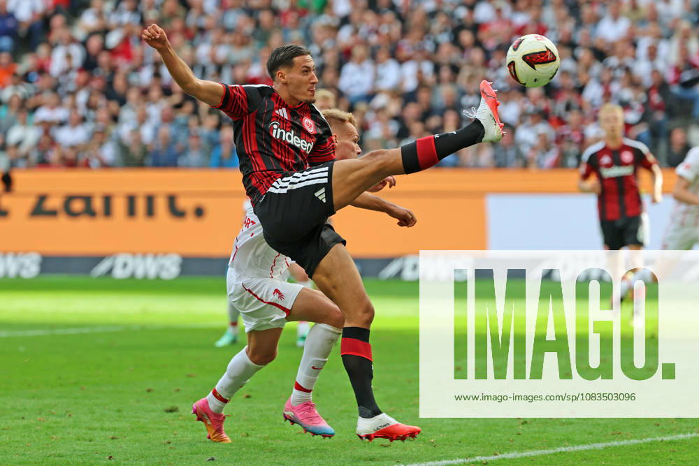 Younes Ebnoutalib (Eintracht Frankfurt , Nr. 11) mit einem artistischen Abschlussversuch , Eintracht Frankfurt - SC Freiburg, Bundesliga, BL, Saison 2026 2027, 4. Spiel, 19.09.2026, Frankfurt Deutsche Bank Park Deutschland