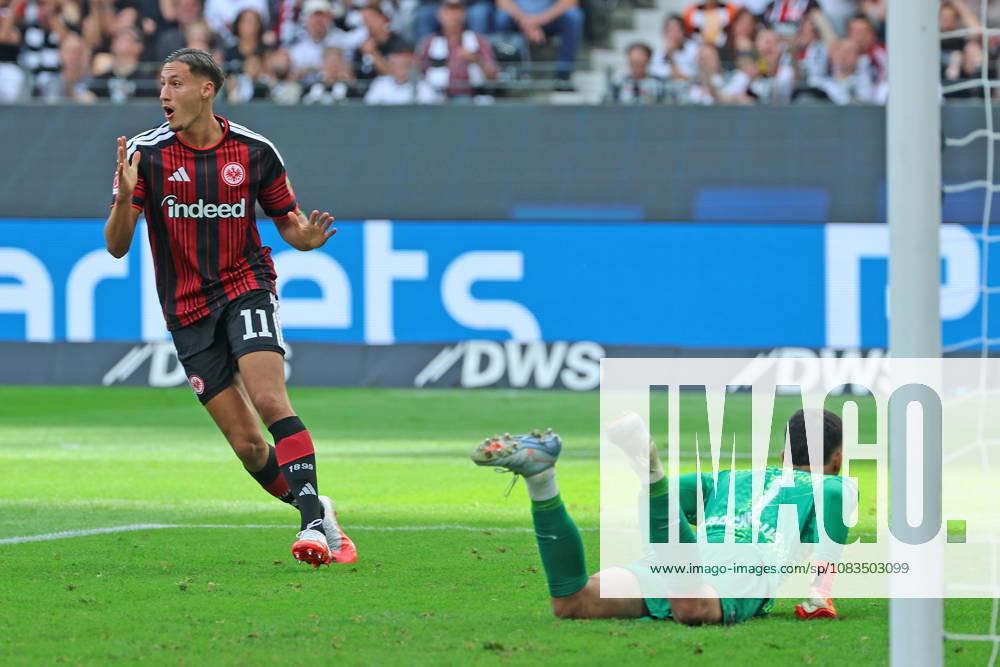 Younes Ebnoutalib (Eintracht Frankfurt , Nr. 11) überrascht beim Abschluss von Ritus Doan (Eintracht Frankfurt , Nr. 20), Torwart Mio Backhaus (SC Freiburg, 1) am Boden , Eintracht Frankfurt - SC Freiburg, Bundesliga, BL, Saison 2026 2027, 4. Spiel, 19.09.2026, Frankfurt Deutsche Bank Park Deutschland
