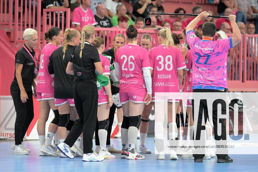 Miriam Hirsch (TusSies Metzingen, Trainerin) im Time Out der TusSies TusSies Metzingen vs. Thueringer HC , Handball, Alsco HBF, 04..Ligaspieltag, Saison 2026 2027, 19.09.2026 TusSies Metzingen vs. Thueringer HC , Handball, Alsco HBF, 04..Ligaspieltag, Saison 2026 2027, 19.09.2026 Tuebingen