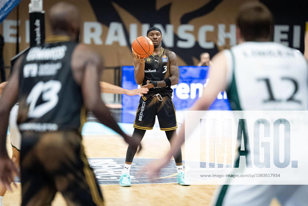 DeJour Reaves (Nr. 3 Basketball Loewen Braunschweig) gegen Marten Linssen (Nr. 12 VET-CONCEPT Gladiators Trier) GER, Basketball Loewen Braunschweig gegen VET-CONCEPT Gladiators Trier, Basketball, easyCredit BBL, Woche 1, Spielzeit 2026 27, 19.09.2026 GER, Basketball Loewen Braunschweig gegen VET-CONCEPT Gladiators Trier, Basketball, easyCredit BBL, Woche 1, Spielzeit 2026 27, 19.09.2026 Braunschweig