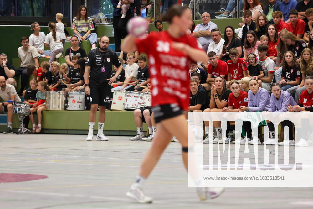 Manel Cirac (SG Nürtingen-Zizishausen, Trainer) beobachtet das Spiel GER, SG Nuertingen-Zizishausen vs. HL Buchholz 08-Rosengarten, Handball, 2. ALSCO Handball Bundesliga Frauen, 4. Spieltag, Spielzeit 2026 2027, 19.09.2026 GER, SG Nuertingen-Zizishausen vs. HL Buchholz 08-Rosengarten, Handball, 2. ALSCO Handball Bundesliga Frauen, 4. Spieltag, Spielzeit 2026 2027, 19.09.2026 Steinenberg