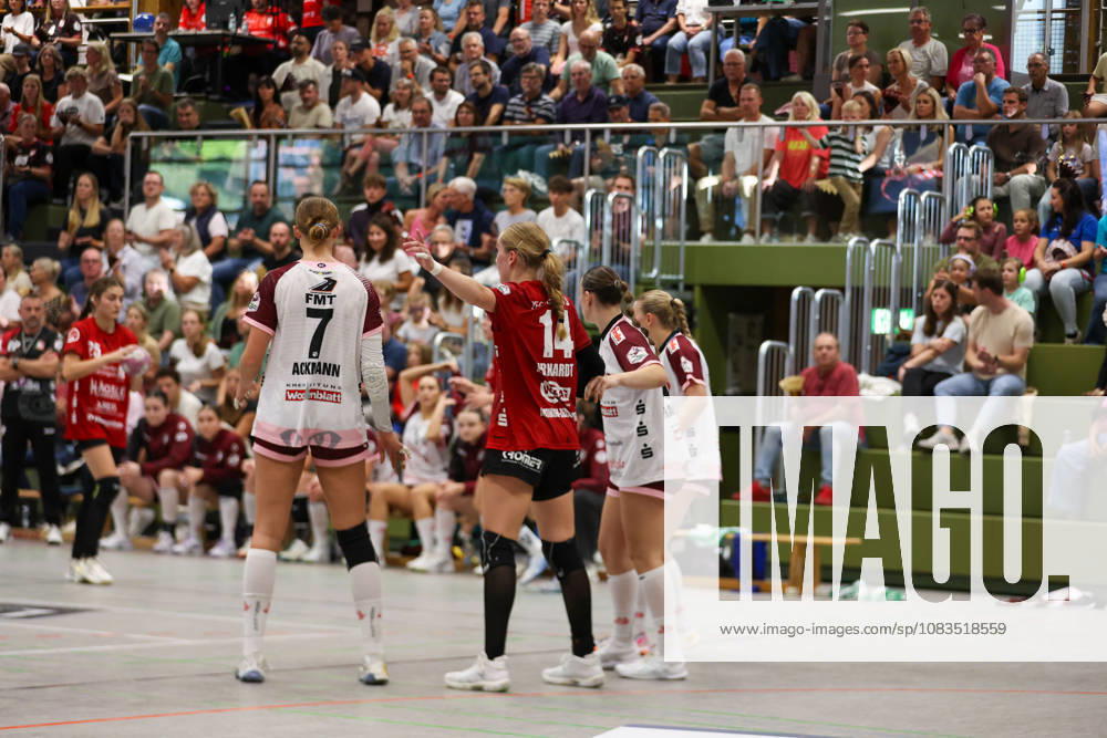 Nora Erhardt (SG Nürtingen-Zizishausen, 14) umringt von Gegnerinnen GER, SG Nuertingen-Zizishausen vs. HL Buchholz 08-Rosengarten, Handball, 2. ALSCO Handball Bundesliga Frauen, 4. Spieltag, Spielzeit 2026 2027, 19.09.2026 GER, SG Nuertingen-Zizishausen vs. HL Buchholz 08-Rosengarten, Handball, 2. ALSCO Handball Bundesliga Frauen, 4. Spieltag, Spielzeit 2026 2027, 19.09.2026 Steinenberg