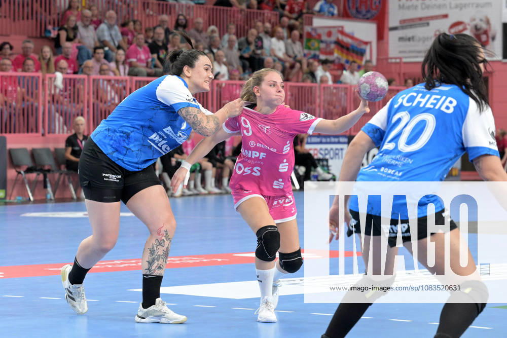Johanna Farkas (TusSies Metzingen, 19) am Ball gegen Marcela Arounian (Thueringer HC, 36) TusSies Metzingen vs. Thueringer HC , Handball, Alsco HBF, 04..Ligaspieltag, Saison 2026 2027, 19.09.2026 TusSies Metzingen vs. Thueringer HC , Handball, Alsco HBF, 04..Ligaspieltag, Saison 2026 2027, 19.09.2026 Tuebingen