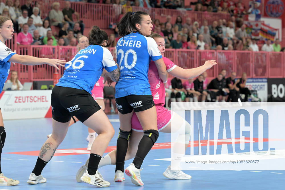 Ida Petzold (TusSies Metzingen, 08) am Ball gegen Marcela Arounian (Thueringer HC, 36) und Jana Scheib (Thueringer HC, 20) TusSies Metzingen vs. Thueringer HC , Handball, Alsco HBF, 04..Ligaspieltag, Saison 2026 2027, 19.09.2026 TusSies Metzingen vs. Thueringer HC , Handball, Alsco HBF, 04..Ligaspieltag, Saison 2026 2027, 19.09.2026 Tuebingen
