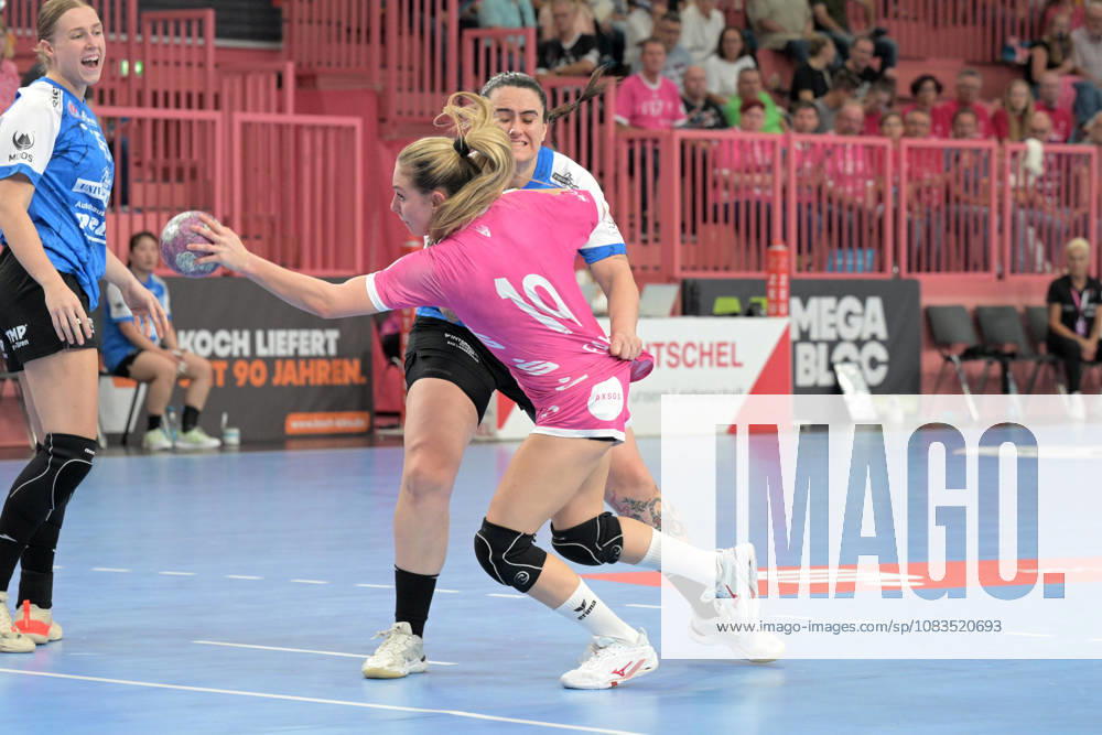 Johanna Farkas (TusSies Metzingen, 19) am Ball gegen Marcela Arounian (Thueringer HC, 36) TusSies Metzingen vs. Thueringer HC , Handball, Alsco HBF, 04..Ligaspieltag, Saison 2026 2027, 19.09.2026 TusSies Metzingen vs. Thueringer HC , Handball, Alsco HBF, 04..Ligaspieltag, Saison 2026 2027, 19.09.2026 Tuebingen