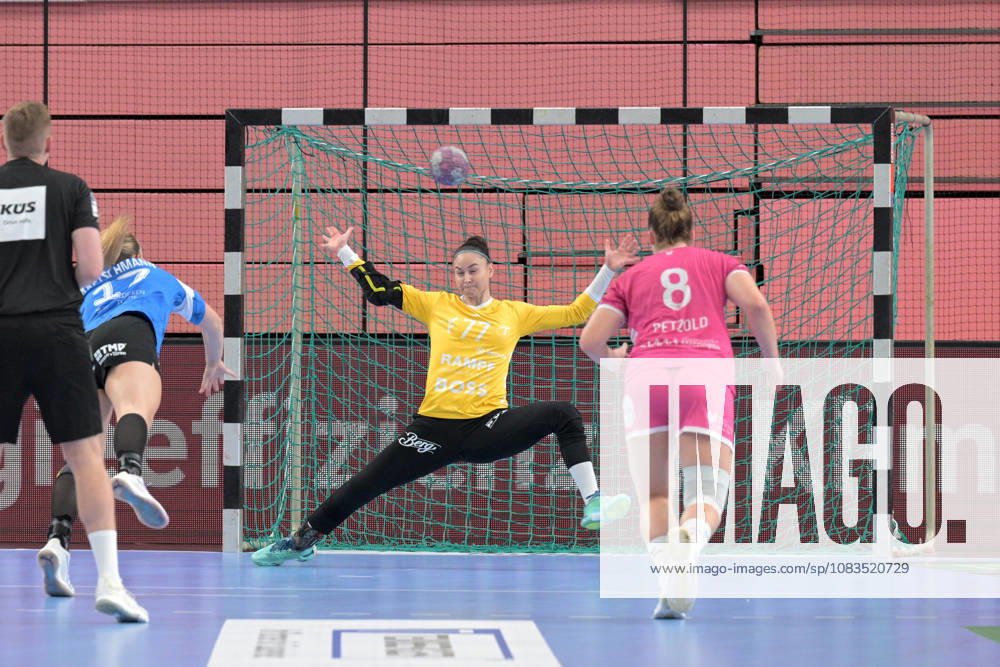 Sara Suba (TusSies Metzingen, 77) im Tor im Zweikampf beim 7 Meter mit Levke Kretschmann (Thueringer HC, 17) TusSies Metzingen vs. Thueringer HC , Handball, Alsco HBF, 04..Ligaspieltag, Saison 2026 2027, 19.09.2026 TusSies Metzingen vs. Thueringer HC , Handball, Alsco HBF, 04..Ligaspieltag, Saison 2026 2027, 19.09.2026 Tuebingen
