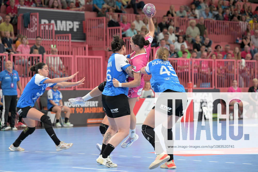 Santina Sabatnig (TusSies Metzingen, 18) am Ball gegen Marcela Arounian (Thueringer HC, 36) und Jolina Huhnstock (Thueringer HC, 45) TusSies Metzingen vs. Thueringer HC , Handball, Alsco HBF, 04..Ligaspieltag, Saison 2026 2027, 19.09.2026 TusSies Metzingen vs. Thueringer HC , Handball, Alsco HBF, 04..Ligaspieltag, Saison 2026 2027, 19.09.2026 Tuebingen
