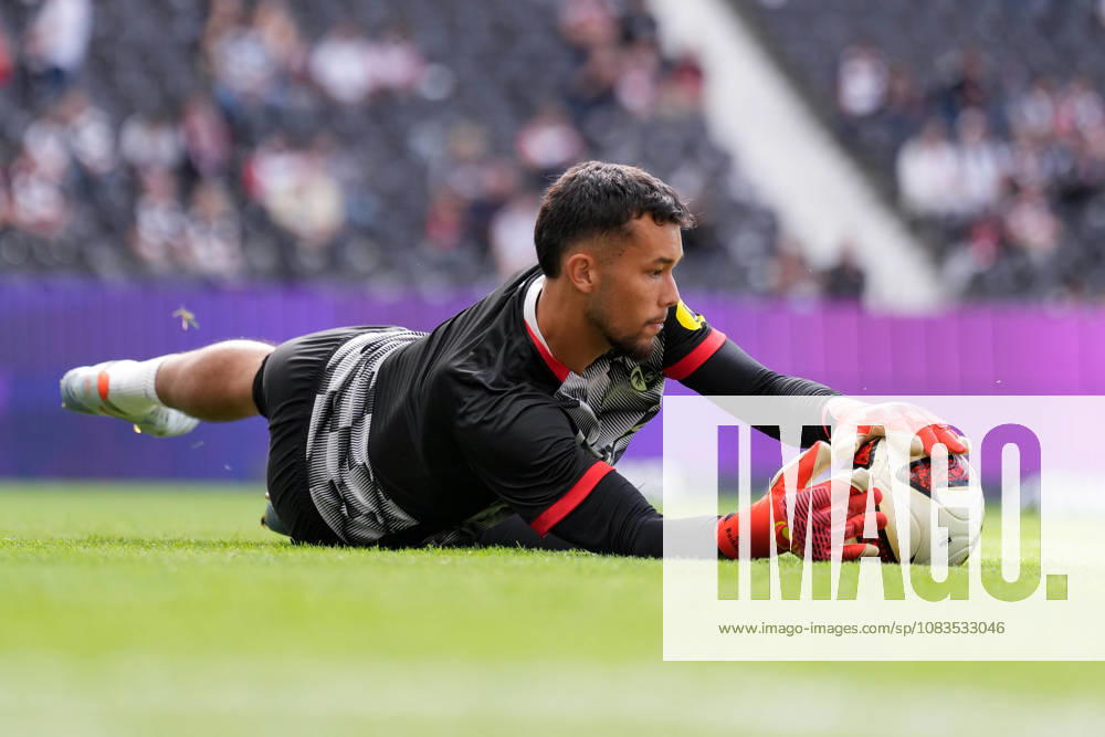Mio Backhaus (SC Freiburg, 01) am Ball, Deutschland, Fussball, 1. Bundesliga, 4.Spieltag, 2026 2027, Eintracht Frankfurt vs. SC Freiburg, 19.09.2026, Deutsche Bank Park, Frankfurt Frankfurt Deutsche Bank Park Hessen Deutschland