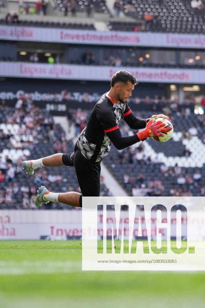 Mio Backhaus (SC Freiburg, 01) am Ball, Deutschland, Fussball, 1. Bundesliga, 4.Spieltag, 2026 2027, Eintracht Frankfurt vs. SC Freiburg, 19.09.2026, Deutsche Bank Park, Frankfurt Frankfurt Deutsche Bank Park Hessen Deutschland
