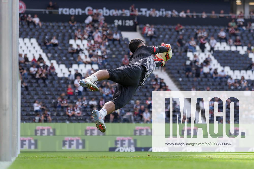 Mio Backhaus (SC Freiburg, 01) am Ball, Deutschland, Fussball, 1. Bundesliga, 4.Spieltag, 2026 2027, Eintracht Frankfurt vs. SC Freiburg, 19.09.2026, Deutsche Bank Park, Frankfurt Frankfurt Deutsche Bank Park Hessen Deutschland
