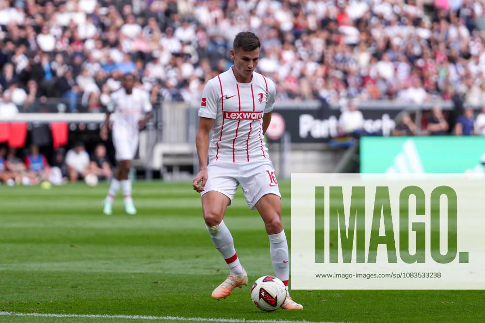 Yannik Engelhardt (SC Freiburg, 16) am Ball , Deutschland, Fussball, 1. Bundesliga, 4.Spieltag, 2026 2027, Eintracht Frankfurt vs. SC Freiburg, 19.09.2026, Deutsche Bank Park, Frankfurt Frankfurt Deutsche Bank Park Hessen Deutschland