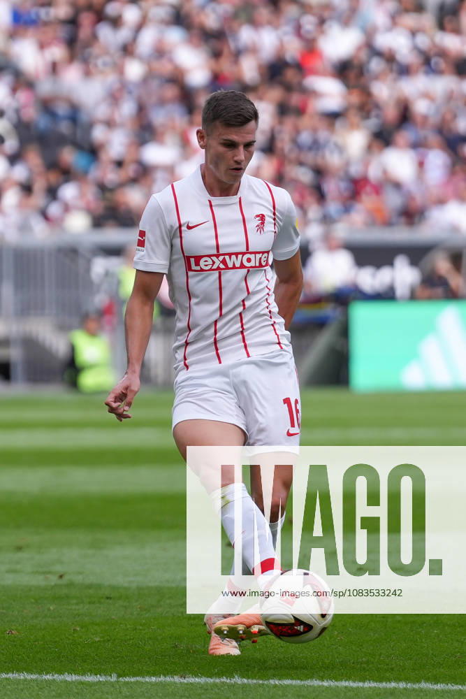 Yannik Engelhardt (SC Freiburg, 16) am Ball, Deutschland, Fussball, 1. Bundesliga, 4.Spieltag, 2026 2027, Eintracht Frankfurt vs. SC Freiburg, 19.09.2026, Deutsche Bank Park, Frankfurt Frankfurt Deutsche Bank Park Hessen Deutschland