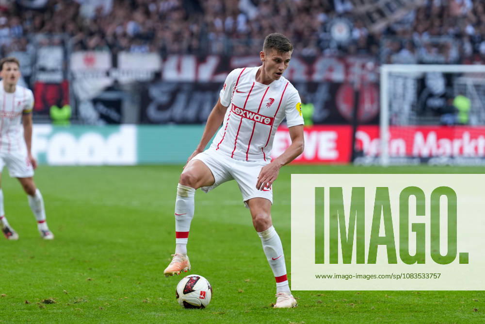Yannik Engelhardt (SC Freiburg, 16) am Ball , Deutschland, Fussball, 1. Bundesliga, 4.Spieltag, 2026 2027, Eintracht Frankfurt vs. SC Freiburg, 19.09.2026, Deutsche Bank Park, Frankfurt Frankfurt Deutsche Bank Park Hessen Deutschland
