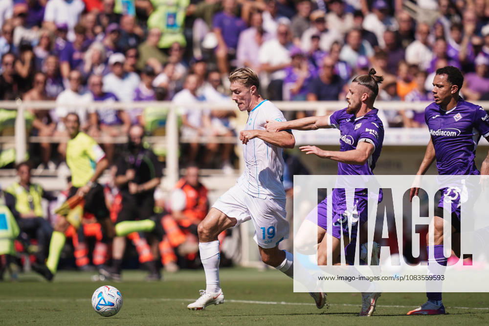 NapoliÕs Rasmus Hojlund fights for the ball with FiorentinaÕs Radu Dragusin during the Serie A soccer match between Fiorentina and Napoli at the Artemio Franchi Stadium in Florence, north Italy - Sunday, September 20, 2026 -