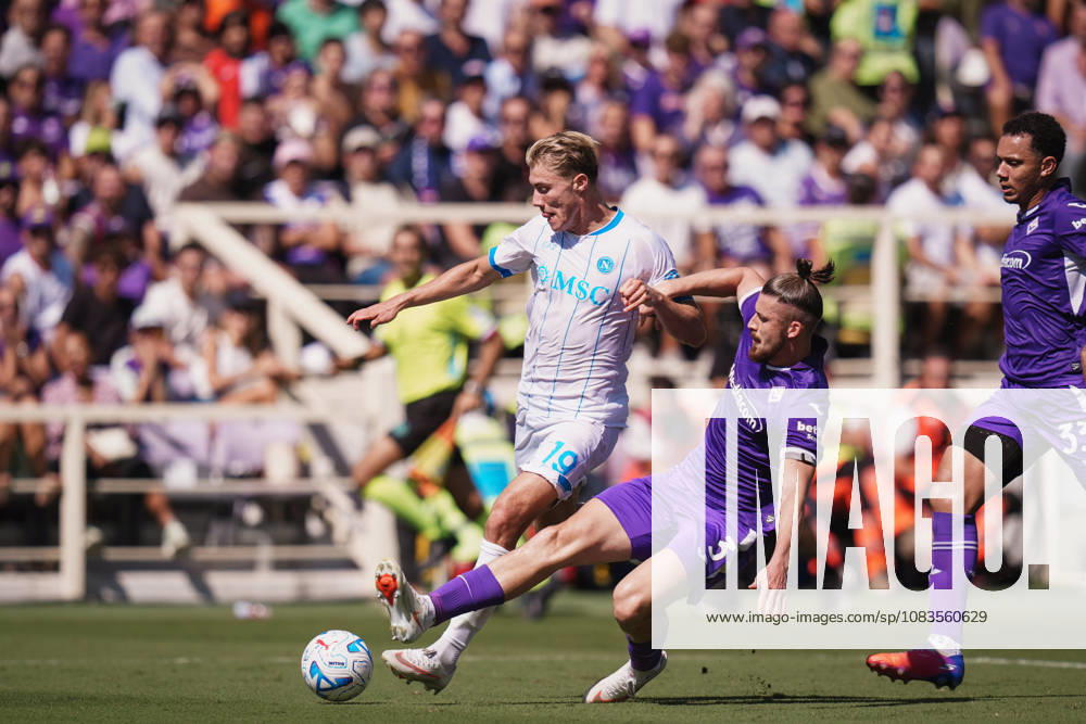 NapoliÕs Rasmus Hojlund fights for the ball with FiorentinaÕs Radu Dragusin during the Serie A soccer match between Fiorentina and Napoli at the Artemio Franchi Stadium in Florence, north Italy - Sunday, September 20, 2026 -
