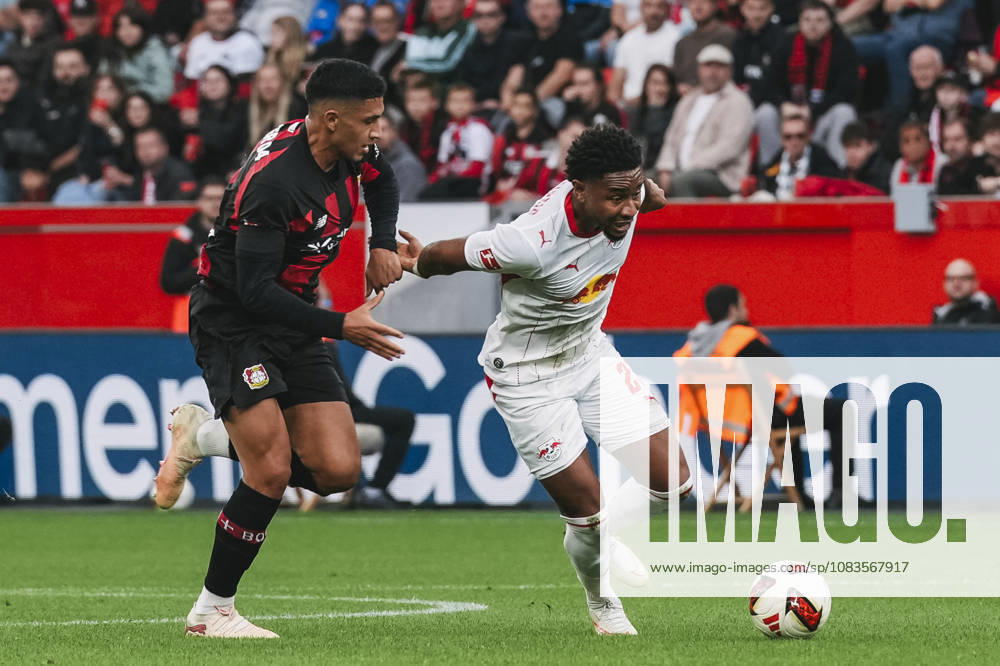 Fussball 1.Bundesliga, Bayer 04 Leverkusen - RB Leipzig v.l. Zweikampf zwischen Equi Fernandez (6, Leverkusen) und Christopher Nkunku (28, Leipzig) Leverkusen
