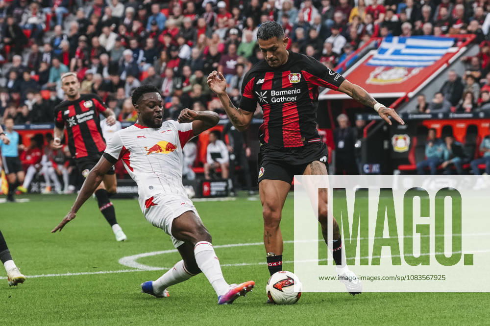 Fussball 1.Bundesliga, Bayer 04 Leverkusen - RB Leipzig v.l. Zweikampf zwischen Ridle Baku (17, Leipzig) und Facundo Medina (2, Leverkusen) Leverkusen