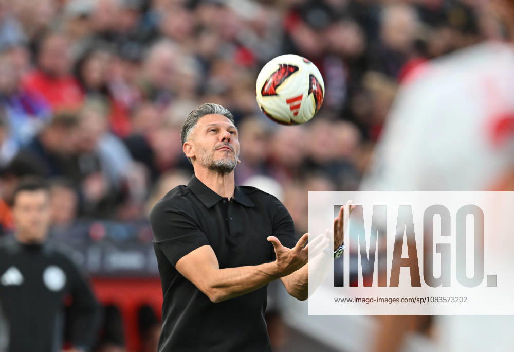 Trainer Martin Demichelis (RB Leipzig) fängt den Ball, Fussball 1. Bundesliga, 4.Spieltag, Bayer 04 Leverkusen - RB Leipzig, am 20.09.2026 in Leverkusen Deutschland. DFL regulations prohibit any use of photographs as image sequences and or quasi-video ÂÂ