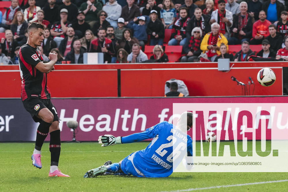 Fussball 1.Bundesliga, Bayer 04 Leverkusen - RB Leipzig v.l. Schussversuch von Patrik Schick (14, Leverkusen) gegen Maarten Vandevoordt (26, Leipzig) Leverkusen