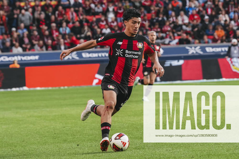 Fussball 1.Bundesliga, Bayer 04 Leverkusen - RB Leipzig v.l. Ibrahim Maza (30, Leverkusen) mit einem Dribbling Leverkusen