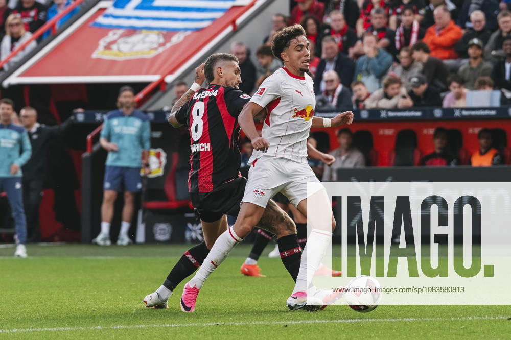 Fussball 1.Bundesliga, Bayer 04 Leverkusen - RB Leipzig v.l. Zweikampf zwischen Robert Andrich (8, Leverkusen) und Neil El Aynaoui (21, Leipzig) Leverkusen