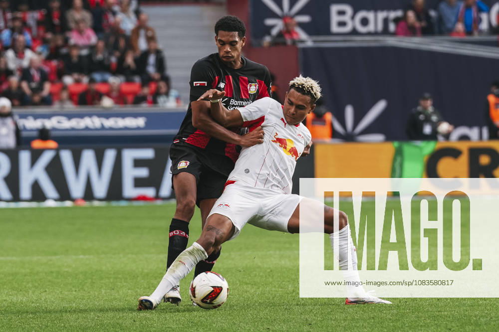 Fussball 1.Bundesliga, Bayer 04 Leverkusen - RB Leipzig v.l. Zweikampf zwischen Jarell Quansah (4, Leverkusen) und Antonio Nusa (7, Leipzig) Leverkusen