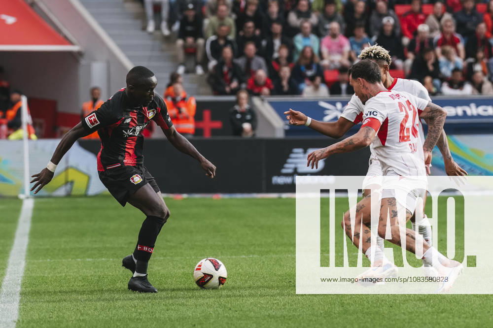 Fussball 1.Bundesliga, Bayer 04 Leverkusen - RB Leipzig v.l. Zweikampf zwischen Moussa Diaby (19, Leverkusen), Antonio Nusa (7, Leipzig) und David Raum (22, Leipzig) Leverkusen