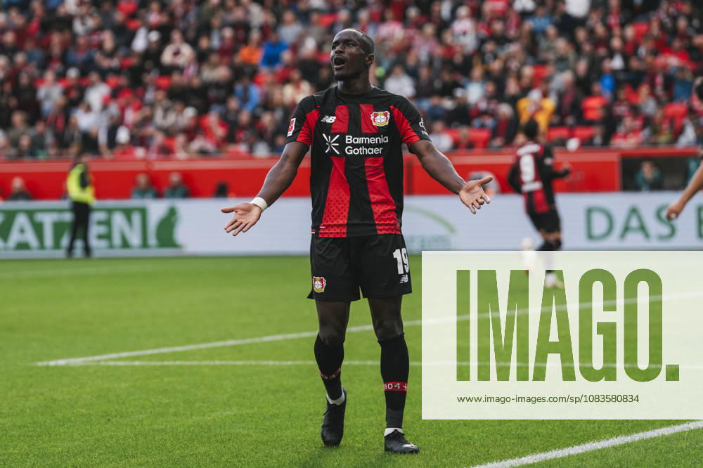 Fussball 1.Bundesliga, Bayer 04 Leverkusen - RB Leipzig v.l. Moussa Diaby (19, Leverkusen) ärgert sich und gestikuliert mit den Händen Leverkusen