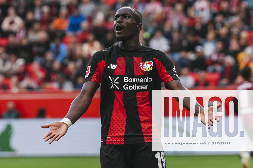 Fussball 1.Bundesliga, Bayer 04 Leverkusen - RB Leipzig v.l. Moussa Diaby (19, Leverkusen) ärgert sich und gestikuliert mit den Händen Leverkusen