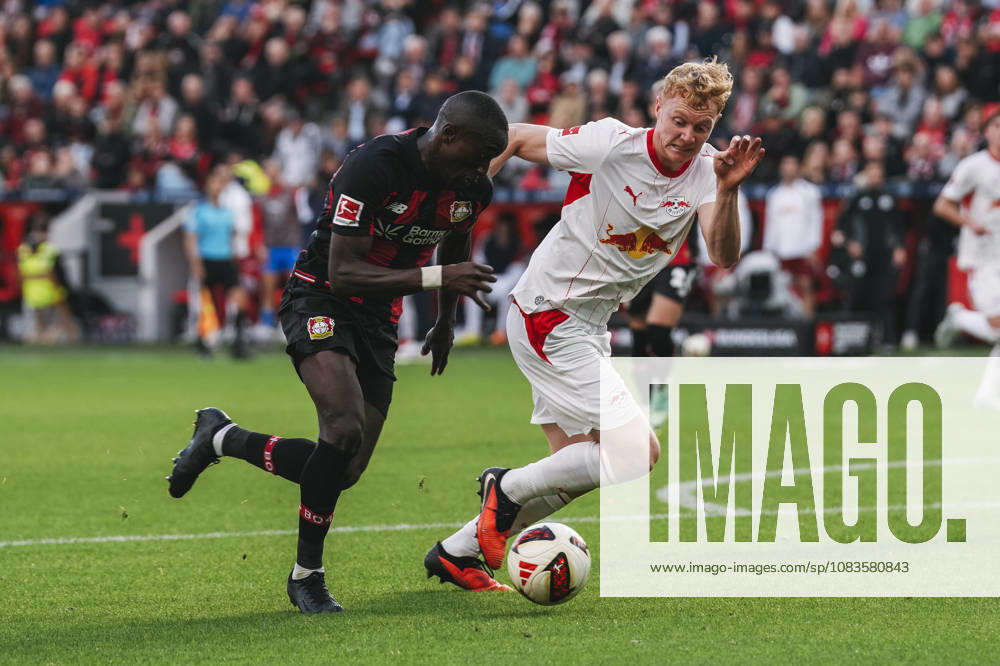Fussball 1.Bundesliga, Bayer 04 Leverkusen - RB Leipzig v.l. Zweikampf zwischen Moussa Diaby (19, Leverkusen) und Nicolas Seiwald (13, Leipzig) Leverkusen