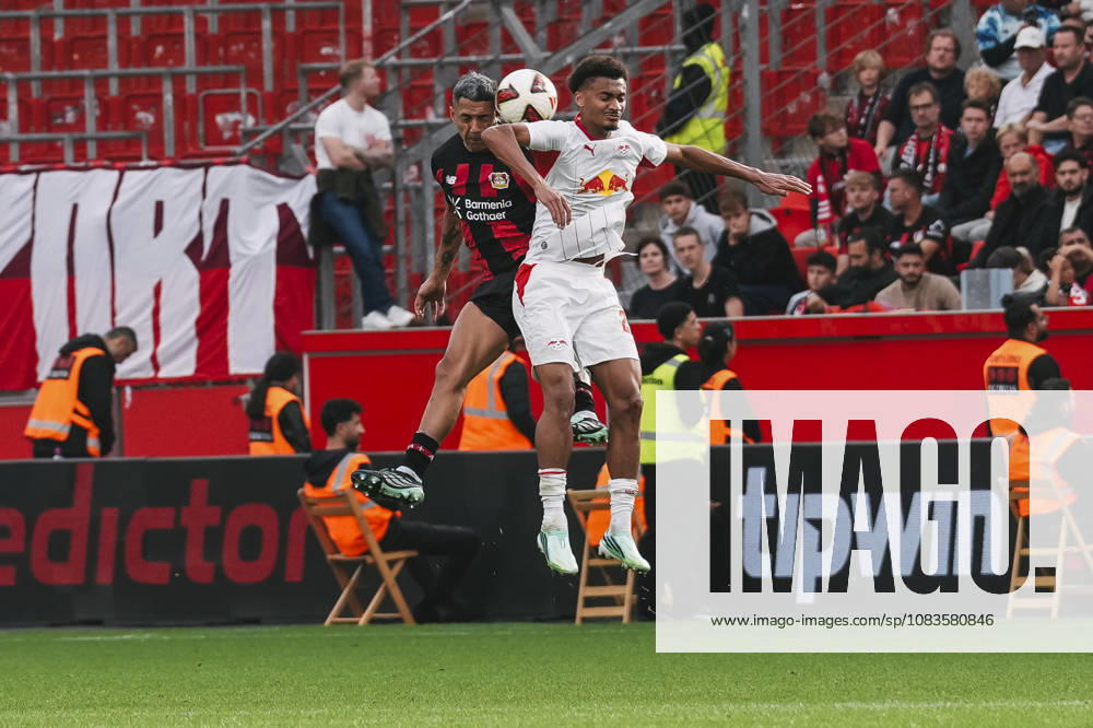 Fussball 1.Bundesliga, Bayer 04 Leverkusen - RB Leipzig v.l. Kopfballduell zwischen Facundo Medina (2, Leverkusen) und Tidiam Gomis (27, Leipzig) Leverkusen