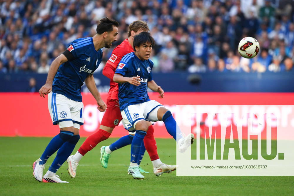 Satoshi Tanaka (FC Schalke 04), Kenan Karaman (FC Schalke 04), v.re. 20.09.2026, Fussball 1. Bundesliga, Saison 2026 2027, 4. Spieltag, FC Schalke 04 - SV Elversberg 0:0 DFL regulations prohibit any use of photographs as image sequences and or quasi-video Gelsenkirchen Veltins Arena Nordrhein Westfalen Deutschland