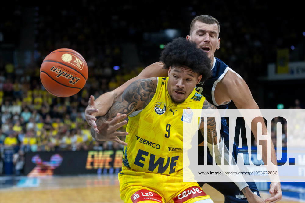 Oldenburg, Niedersachsen, DEU, 20.09.2026, Tylan Pope (links, EWE Baskets Oldenburg) und Borisa Simanic (rechts, Syntainics MBC). EWE Baskets Oldenburg vs. Syntainics MBC. Basketball. 1. Basketball-Bundesliga Saison 2026 2027, 1. Spieltag, Grosse EWE Arena. EWE Baskets Oldenburg vs. Syntainics MBC Weißenfels