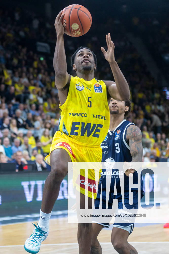 Oldenburg, Niedersachsen, DEU, 20.09.2026, Jeremy Roach (links, EWE Baskets Oldenburg) und DeLonnie Hunt (rechts, Syntainics MBC). EWE Baskets Oldenburg vs. Syntainics MBC. Basketball. 1. Basketball-Bundesliga Saison 2026 2027, 1. Spieltag, Grosse EWE Arena. EWE Baskets Oldenburg vs. Syntainics MBC Weißenfels
