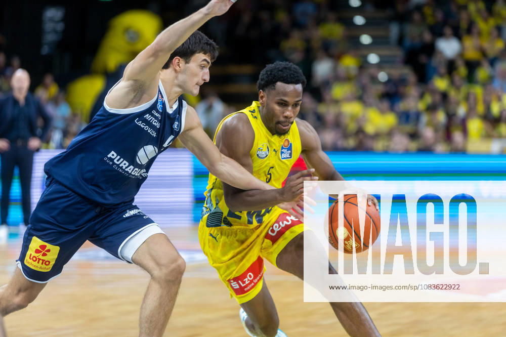 Oldenburg, Niedersachsen, DEU, 20.09.2026, Jeremy Roach (rechts, EWE Baskets Oldenburg) und Vuk Radojicic (links, Syntainics MBC). EWE Baskets Oldenburg vs. Syntainics MBC. Basketball. 1. Basketball-Bundesliga Saison 2026 2027, 1. Spieltag, Grosse EWE Arena. EWE Baskets Oldenburg vs. Syntainics MBC Weißenfels