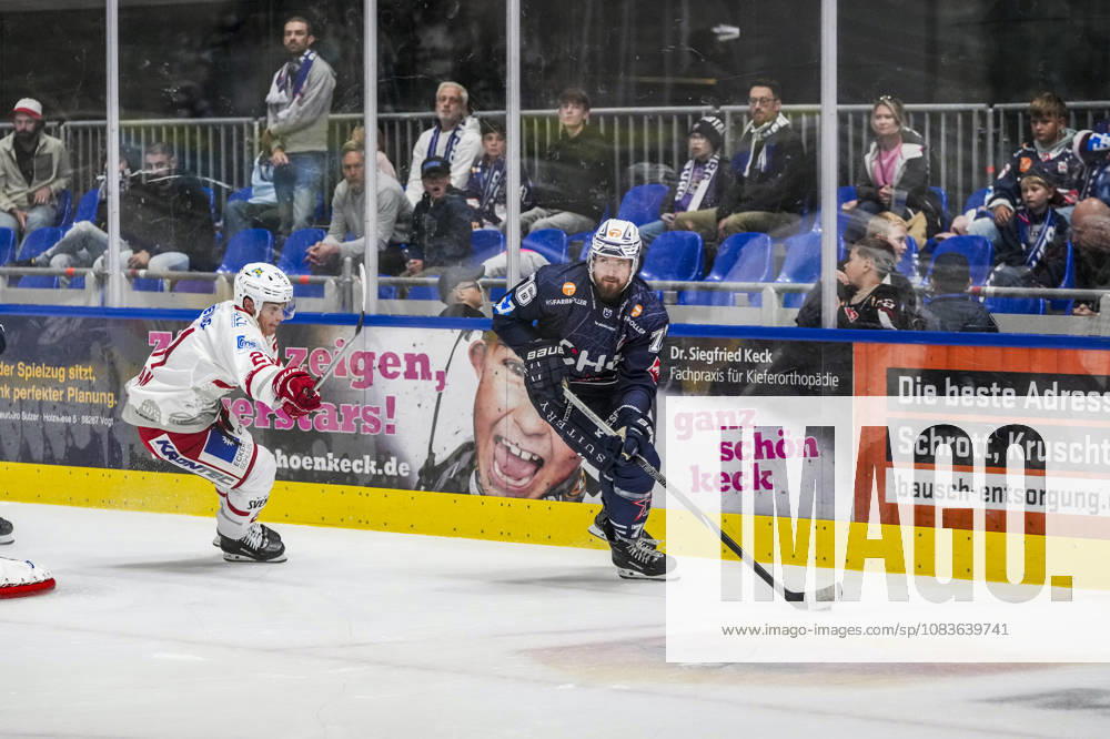 Kampf um den Puck Zweikampf zwischen Aleandro Angaran (Eisbaeren Regensburg, 21) und Denis Pfaffengut (Towerstars Ravensburg, 76), GER, Ravensburg Towerstars vs. Eisbaeren Regensburg, Eishockey, DEL2 Hauptrunde, 2. Spieltag, Spielzeit 2026 2027, 20.09.2026 GER, Ravensburg Towerstars vs. Eisbaeren Regensburg, Eishockey, DEL2 Hauptrunde, 2. Spieltag, Spielzeit 2026 2027, 20.09.2026 Ravensburg