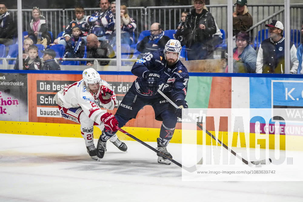 Kampf um den Puck Zweikampf zwischen Aleandro Angaran (Eisbaeren Regensburg, 21) und Denis Pfaffengut (Towerstars Ravensburg, 76), GER, Ravensburg Towerstars vs. Eisbaeren Regensburg, Eishockey, DEL2 Hauptrunde, 2. Spieltag, Spielzeit 2026 2027, 20.09.2026 GER, Ravensburg Towerstars vs. Eisbaeren Regensburg, Eishockey, DEL2 Hauptrunde, 2. Spieltag, Spielzeit 2026 2027, 20.09.2026 Ravensburg