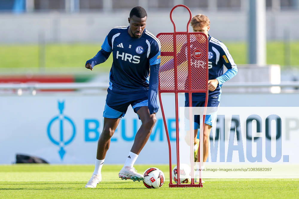 Fussball, Training des FC Schalke 04. Bryan Lasme (FC Schalke 04) Gelsenkirchen Trainingsgelände FC Schalke 04 NRW Deutschland xRHR-FOTO YYx
