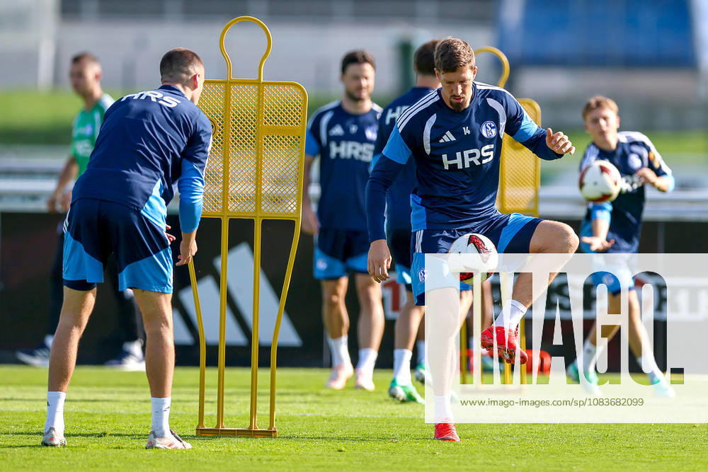 Fussball, Training des FC Schalke 04. Janik Bachmann (FC Schalke 04) Gelsenkirchen Trainingsgelände FC Schalke 04 NRW Deutschland xRHR-FOTO YYx