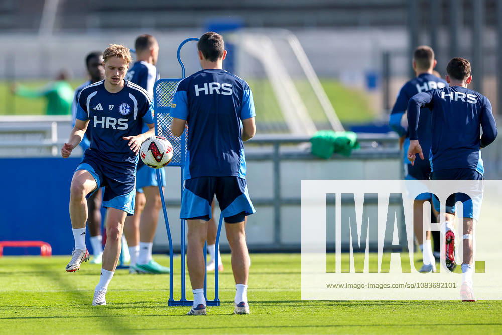 Fussball, Training des FC Schalke 04. Finn Porath (FC Schalke 04) Gelsenkirchen Trainingsgelände FC Schalke 04 NRW Deutschland xRHR-FOTO YYx